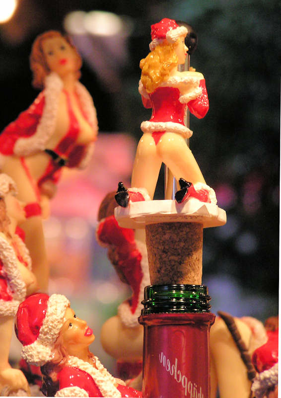 6331_PC020019 Angebot Weihnachtsmarkt - spärlich bekleidete Plastikfrau mit Weihnachtsmütze. | Adventszeit  in Hamburg - Weihnachtsmarkt - VOL. 2